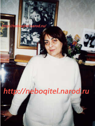 Марина у портрета Володи (дома) (http://neboqitel.narod.ru)
