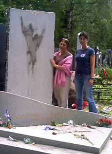 Жена и дочь у осквернённого памятника (02.07.07)